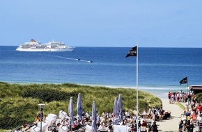Hapag-Lloyd Cruises: "MS EUROPA meets Sansibar 2009": Sommerfest mit Artisten und Prominenz vor Sylt (Mit Bild)