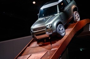 Jaguar Land Rover Deutschland GmbH - Presse Land Rover: Spektakuläre Weltpremiere des neuen Defender: Extreme Expedition der Geländewagen-Ikone endet mit Enthüllung auf der IAA (FOTO)