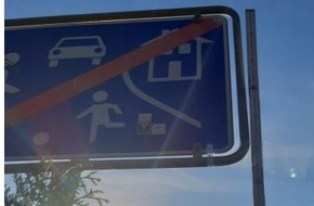 Polizeidirektion Bad Segeberg: POL-SE: Pinneberg - Beschädigtes Verkehrszeichen nach unerlaubten Entfernen vom Unfallort - Polizei sucht Zeugen