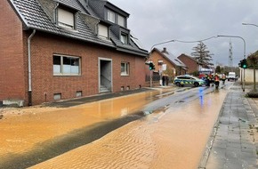Feuerwehr Bergheim: FW Bergheim: Vollsperrung nach Wasserrohrbruch in Paffendorf Glescher Straße am Montag noch bis ca. 20:00 Uhr gesperrt