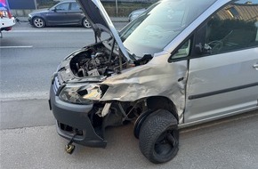 Polizei Mettmann: POL-ME: Drei Autos nicht mehr fahrbereit: hoher Sachschaden nach Verkehrsunfall - 2603030