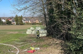 Feuerwehr Hattingen: FW-EN: Brand eines Silageballens - Feuerwehr verhindert Schlimmeres