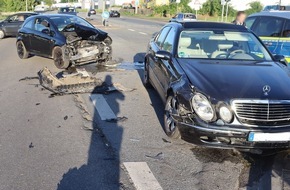 Kreispolizeibehörde Herford: POL-HF: Gegenverkehr im Kreuzungsbereich übersehen- Mehrere Insassen verletzt