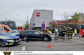 Feuerwehr München: FW-M: Auto kippt bei Unfall auf die Seite (Sendling)