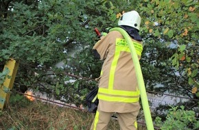 Feuerwehr Grevenbroich: FW Grevenbroich: Rund 7600 Quadratmeter Gestrüpp und Wald bei Grevenbroich in Flammen / Schnelles Eingreifen der Wehr verhindert größeren Waldbrand