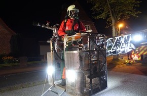 Kreisfeuerwehrverband Dithmarschen: FW-HEI: Zugewachsenes Haus brennt - Kettensägen müssen zum Einsatz kommen