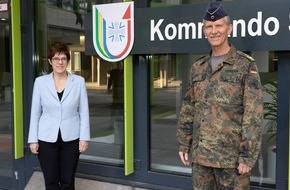 Presse- und Informationszentrum der Streitkräftebasis: Anerkennung für die Leistungen der Bundeswehr: Verteidigungsministerin Kramp-Karrenbauer besucht das Corona-Lagezentrum der Streitkräftebasis in Bonn