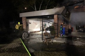 Feuerwehr Ratingen: FW Ratingen: Doppelgarage im Vollbrand -wertvolle Sportwagen gerettet-