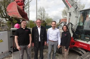 Deutsche Telekom AG: Bürgermeister Christian Seeberger besucht Glasfaser-Baustelle der Telekom