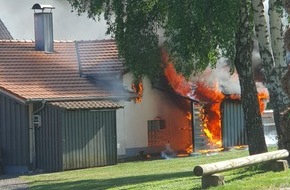 Kreisfeuerwehrverband Calw e.V.: KFV-CW: Holzlager geht in Flammen auf / Backhaus und Feuerwehrmagazin blieben verschont