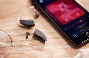 GN Hearing GmbH: Bildmaterial: "Hey, Siri! Stell meine Hörgeräte bitte auf Restaurant-Modus!" - Weltweit erste intuitive Hörgeräte-Steuerung mit künstlicher Intelligenz (KI) und Sprachassistentin Siri
