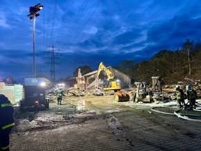 FW Hünxe: Abschlussmeldung: Halle eines Gewerbebetriebs in Vollbrand