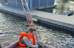 Feuerwehr Bocholt: FW Bocholt: Schwan aus misslicher Lage am Aasee befreit