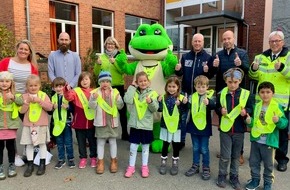 Polizeiinspektion Celle: POL-CE: Sicher zu Schule - Ausstattung der Erstklässler in Stadt und Landkreis Celle mit reflektierenden Warnüberwürfen - eine Aktion der Verkehrswacht Celle Stadt und Land e.V. und der Stadtwerke Celle GmbH