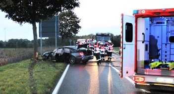 Kreispolizeibehörde Viersen: POL-VIE: Niederkrüchten: Pkw fährt gegen Baum - drei Menschen verletzt