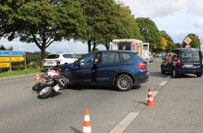 Polizei Rheinisch-Bergischer Kreis: POL-RBK: Leichlingen - Schwerverletzter Motorradfahrer bei Zusammenstoß mit Pkw