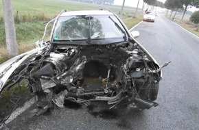 Kreispolizeibehörde Kleve: POL-KLE: Kranenburg - Verkehrsunfall / 31-jähriger PKW-Fahrer kommt von Fahrbahn ab