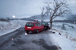Polizeiinspektion Hameln-Pyrmont/Holzminden: POL-HOL: Erneuter Wintereinbruch am zweiten Weihnachtstag: Zwei Verkehrsunfälle mit sechs Verletzten - Knapp 20.000,-- EUR Sachschaden -