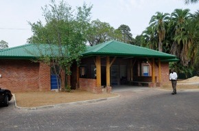 Swiss Aids Care International: Schweizer Arzt Ruedi Lüthy eröffnet neue Aids-Klinik in Simbabwe