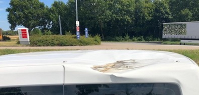 Polizeidirektion Lübeck: POL-HL: OH-BAB 1/ Neustädter Bucht / Reifen fliegt über die Autobahn und beschädigt Fahrzeugdach
