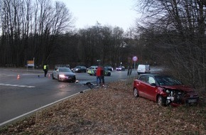 Polizei Rheinisch-Bergischer Kreis: POL-RBK: Wermelskirchen - Pkw beim Abbiegen übersehen - eine Person leicht verletzt