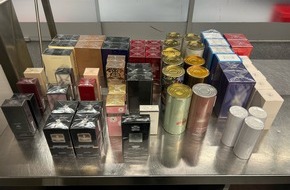 Hauptzollamt Düsseldorf: HZA-D: Zoll hat den richtigen Riecher bei Parfumschmuggel / Düsseldorfer Zoll findet am Flughafen 61 Stück mutmaßlich gefälschte Parfums bei Reisendem und leitet Strafverfahren ein
