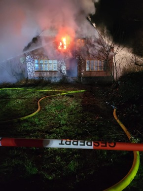 POL-STD: Feuer zerstört Reetdachhaus in Ritschermoor - zwei Personen verletzt - ca. 400.000 Euro Sachschaden