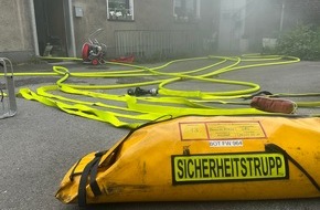 Feuerwehr Bottrop: FW-BOT: Kellerbrand- sechs Personen retten sich durch verqualmten Treppenraum