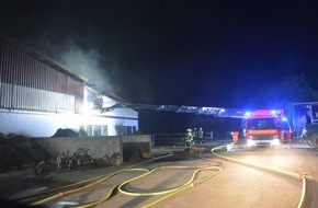 Feuerwehr Mülheim an der Ruhr: FW-MH: Großeinsatz durch den Dachstuhlbrand eines Reitstalles