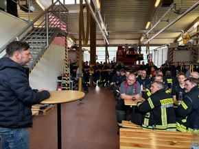 FW Beverungen: Gemeinsames Zirkeltraining stärkt Zusammenarbeit über Grenzen hinweg / Feuerwehren und Rettungsdienste aus dem Dreiländereck üben in Beverungen