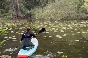 Polizeiinspektion Hildesheim: POL-HI: Gegenstand treibt im Wasser - Polizeibeamter zeigt Initiative