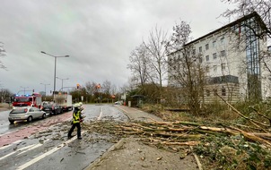Feuerwehr Bochum: FW-BO: Orkantief Zeynep erreicht Bochum - Erste Einsätze aufgrund umgestürzter Bäume und loser Dachteile