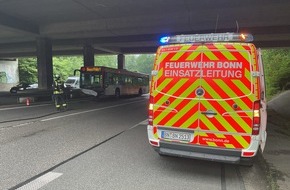 Feuerwehr und Rettungsdienst Bonn: FW-BN: Busunfall auf BAB 562 endet glimpflich