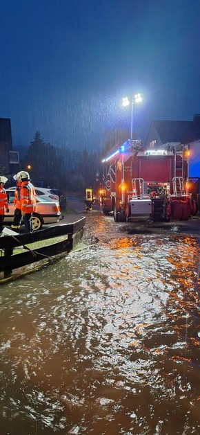 FW Horn-Bad Meinberg: Unwetter betrifft besonders Ortsteil - Feuerwehr bis in die Nacht beschäftigt - zahlreiche Einsatzstellen