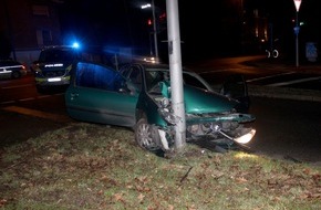 Polizei Aachen: POL-AC: Heimliche Spritztour endet am Laternenmast