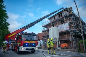 FW-SE: Dachstuhlbrand eines in Bau befindlichen Mehrfamilienhauses