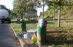 Polizeidirektion Wittlich: POL-PDWIL: Umweltgefährdende Abfallbeseitigung auf einem Parkplatz