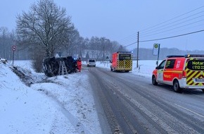 Polizei Bielefeld: POL-BI: Gl&auml;tteunfall: Van kippt auf die Seite