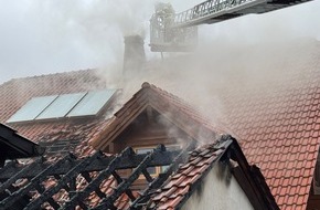 Feuerwehr der Stadt Arnsberg: FW-AR: Enormer Schaden an Wohnhaus durch Carportbrand