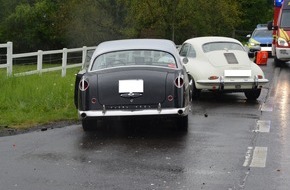 Kreispolizeibehörde Herford: POL-HF: Kollision bei Oldtimer-Rallye - 
Historisches Fahrzeug fährt nach Unfall in Weidezaun