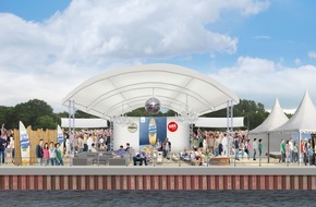 Papenburg Marketing: Sommer in Deutschland: Erster überdachter Beachclub öffnet in Papenburg / Direkt vor den Gästen liegt der neue Ozeanriese der Meyer Werft