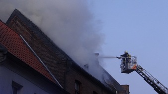 Freiwillige Feuerwehr Kalkar: Feuerwehr Kalkar: Dachstuhlbrand - Wohnungen unbewohnbar, keine Verletzen