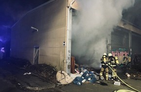 Feuerwehr Essen: FW-E: Starke Rauchentwicklung aus ehemaliger Fahrzeughalle der Feuerwehr