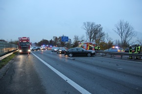 FW-WRN: Unfall auf der BAB1 mit drei PKW, Folgeeinsatz auf der Gegenspur