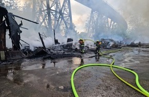 Kreisfeuerwehrverband Rendsburg-Eckernförde: FW-RD: Großfeuer in Rendsburg mehr als 100 Einsatzkräfte löschten das Feuer