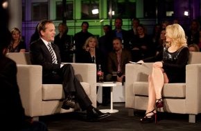 Sky Deutschland: Sky zeigt weltweit erste 3D Talkshow "Sky Lounge 3D" mit Stargast Kiefer Sutherland am 20. November / 20. November um 20.15 Uhr auf Sky 3D / Kiefer Sutherland: "3D ist eine sehr intime Erfahrung" (mit Bild)