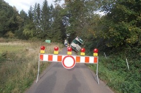 Polizeidirektion Pirmasens: POL-PDPS: Kranfahrzeug kippt um