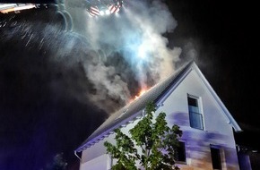 Feuerwehr Neuss: FW-NE: Dachstuhlbrand durch Blitzschlag | Keine Verletzten