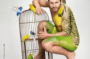 PETA Deutschland e.V.: Jacob Weigert: Ein Mann, ein Wellensittich! / Ungewöhnliches PETA-Motiv zum Schutz der "Heimtiere" vor Käfigleid (BILD) (BILD)