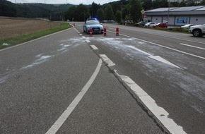 Polizeidirektion Kaiserslautern: POL-PDKL: Schaden auf Fahrbahn und an nachfolgenden Fahrzeuge durch verlorene Ladung